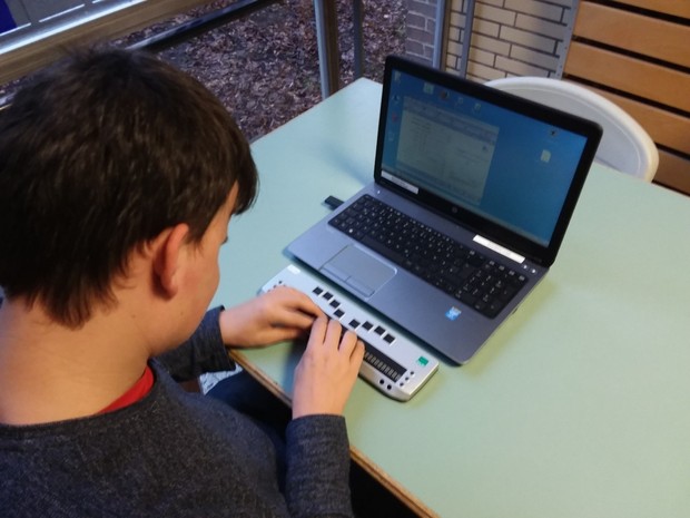 Ein Schüler arbeitet an einem Laptop mit Braillezeile. Ein Schüler arbeitet an einem Laptop mit Braillezeile.