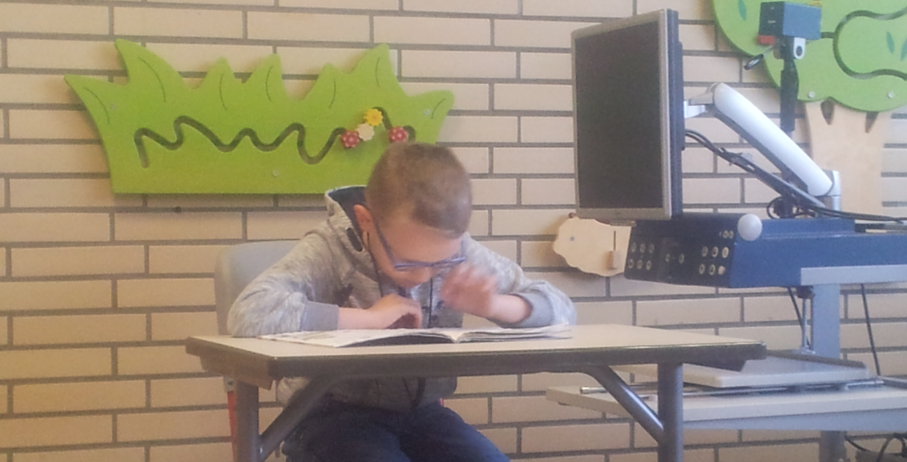 Vorlesewettbewerb für Blinde, ein Schüler liest vor.