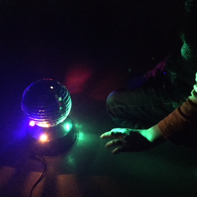 Das Bild zeigt eine Discokugel mit grünem Licht. (vergrößerte Bildansicht wird geöffnet)