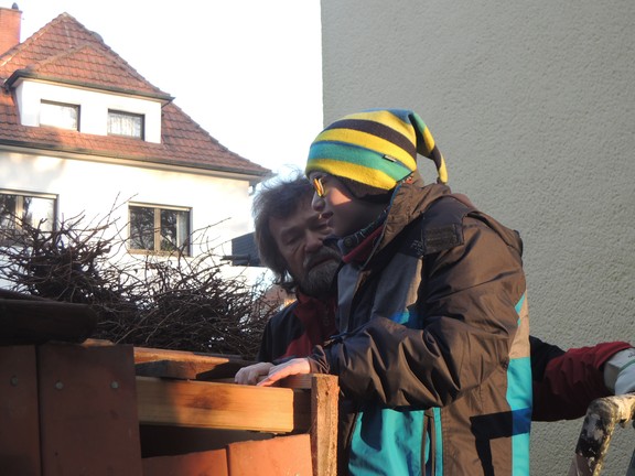 Herr Beller und Lukas stehen über dem Dach.