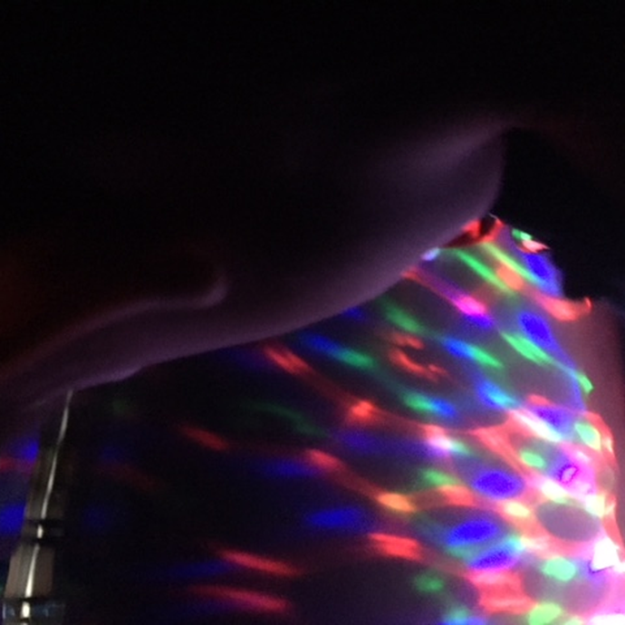 Das Bild zeigt bunte Lichter. (vergrößerte Bildansicht wird geöffnet)