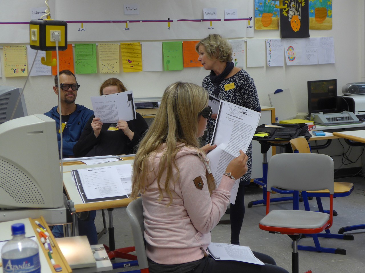 Lehrerinnen und Lehrer machen Erfahrungen mit Simulationsbrillen