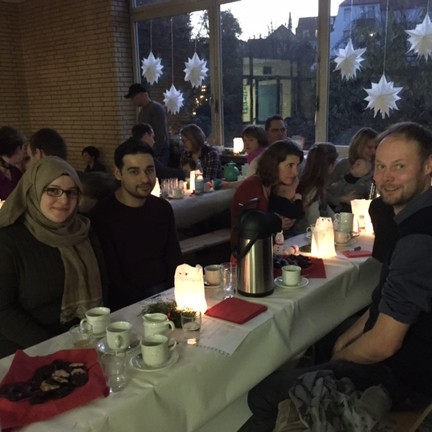 Besucher des Lichterfestes beim Kaffee.