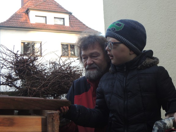 Herr Beller und Ole betrachten das Dach von Oben