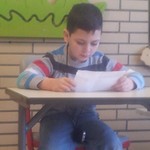 Ein Schüler während des Vorlesens. (vergrößerte Bildansicht wird geöffnet)