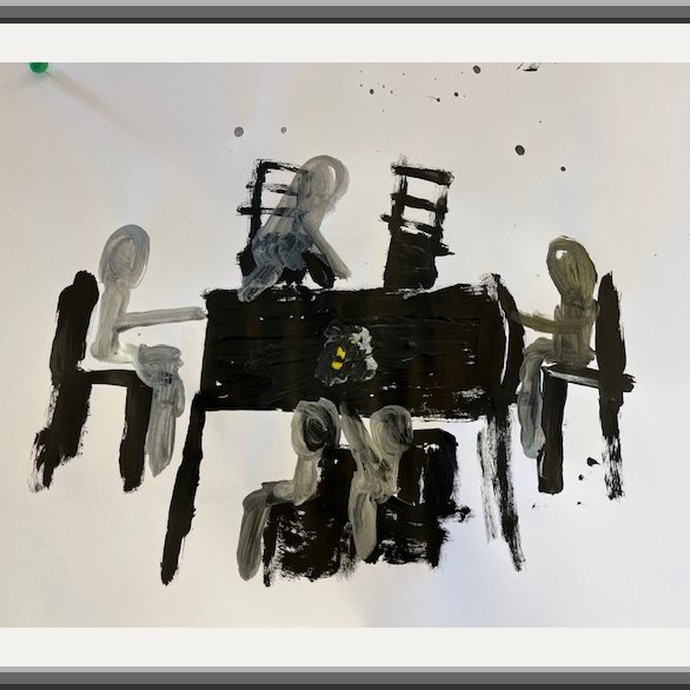 Auf dem in schwarz-weiß gemalten Bild sitzen Menschen um einen Tisch. (vergrößerte Bildansicht wird geöffnet)