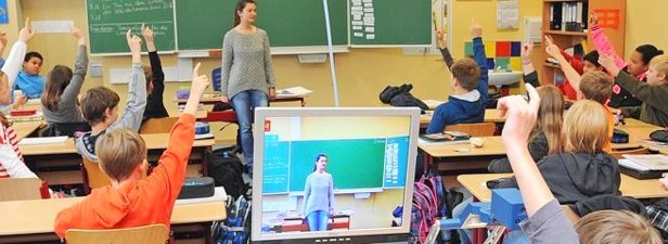 Ein Schüler im gemeinsamen Lernen mit einem Bildschirmlesegerät und Tafelkamera.