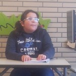 Eine Schülerin beim Vorlesen (vergrößerte Bildansicht wird geöffnet)