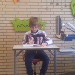 Ein Schüler beim Vorlesen (vergrößerte Bildansicht wird geöffnet)